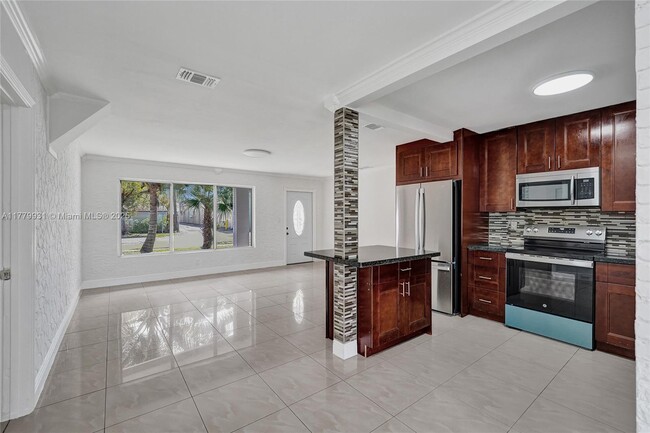 Building Photo - 924 N 30th Rd