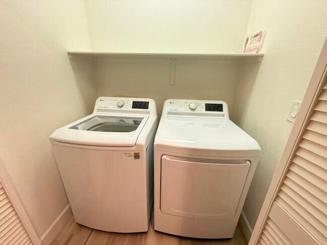 Building Photo - GORGEOUS 2-STORY HOME IN THE VISTAS