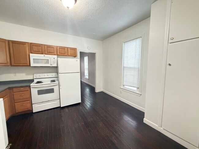 Building Photo - Charming One Bed & One Bath Duplex Unit!