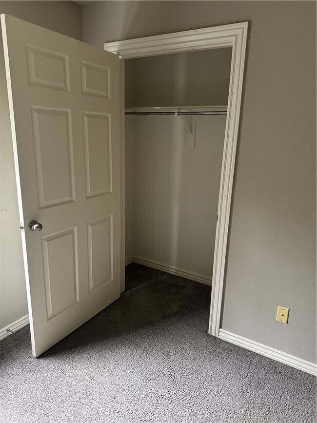 Building Photo - 824 Oakwood Ct