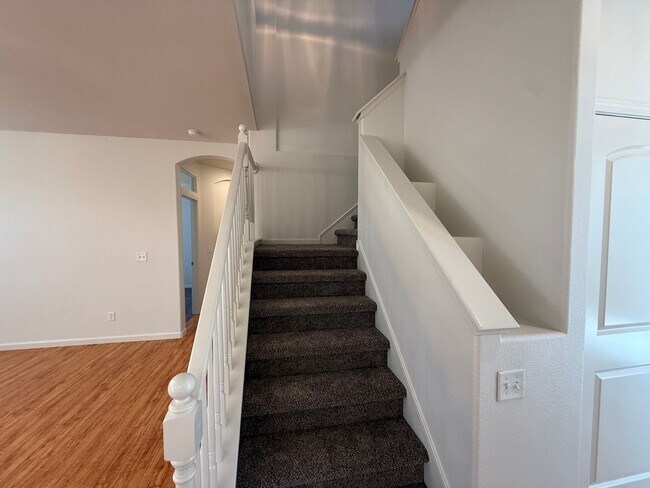 Building Photo - 4-bedroom two story in Sylvan School District!