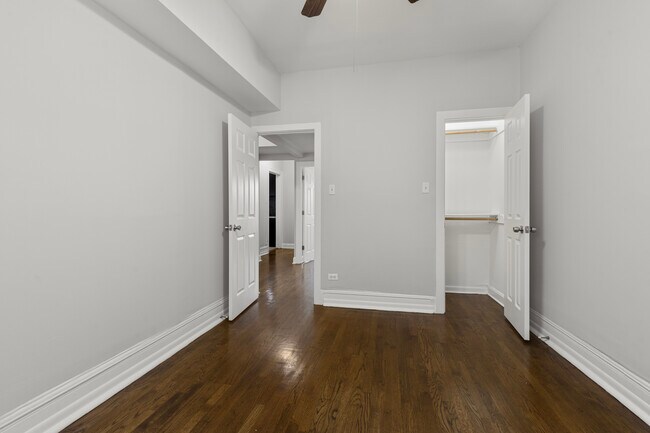 Building Photo - 1112 W Glenlake Ave