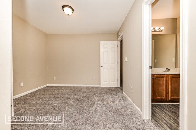 Building Photo - 225 Riverbend Dr