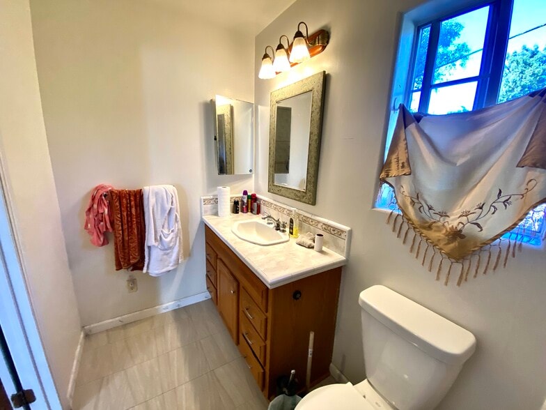 Building Photo - 1653 1/2 Maltman Ave