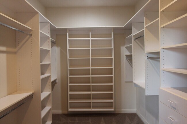 Building Photo - Spacious 3-Bed, 2-Bath Home with Open Floor Plan and Premium Amenities