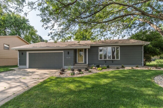 Building Photo - LARGE AND SPACIOUS, YET COZY AND QUAINT RANCH STYLE 4 BD, 3 BA HOUSE WITH DOUBLE ATTACHED GARAGE,...