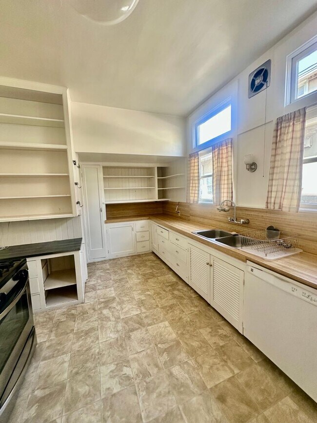 Building Photo - 6bedroom house full of charm steps from UC Berkeley!