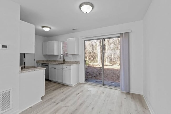 Building Photo - 614 Hilltop Dr