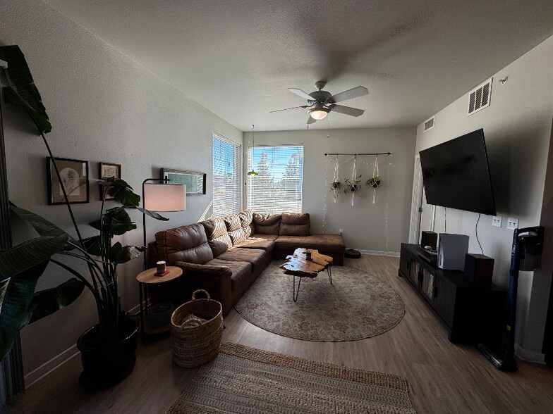 Building Photo - 2451 S Timberline Rd