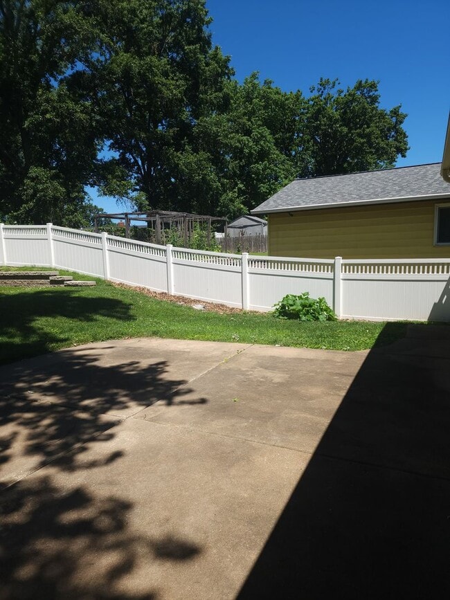 Building Photo - 3 bedroom 3 bathroom house with lots of extras