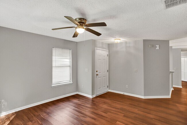 Building Photo - 3 bedroom/ 2 bathroom condo in gated Southern Bridge in ST Johns!