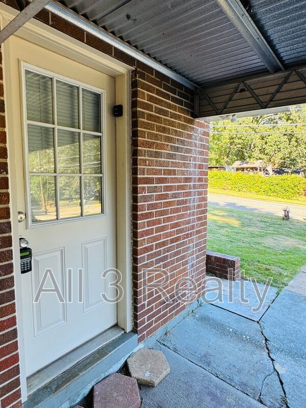 Building Photo - 714 Karen Rd