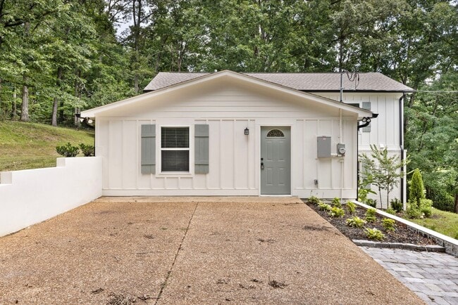 Building Photo - Four Bedroom Four Bath Home