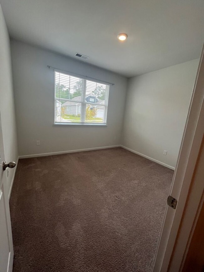 Building Photo - 3 Bedroom Home in Waterside Community of S...