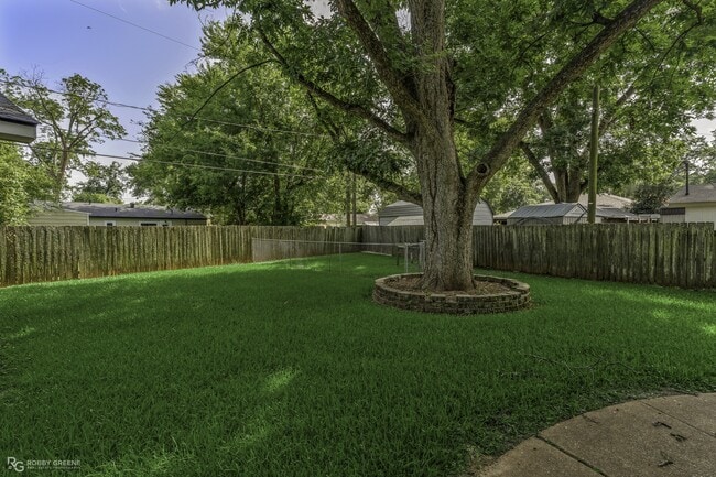 Building Photo - 1602 San Saba St