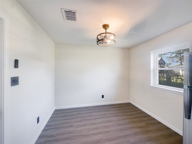 Building Photo - 5111 Seymour Dr