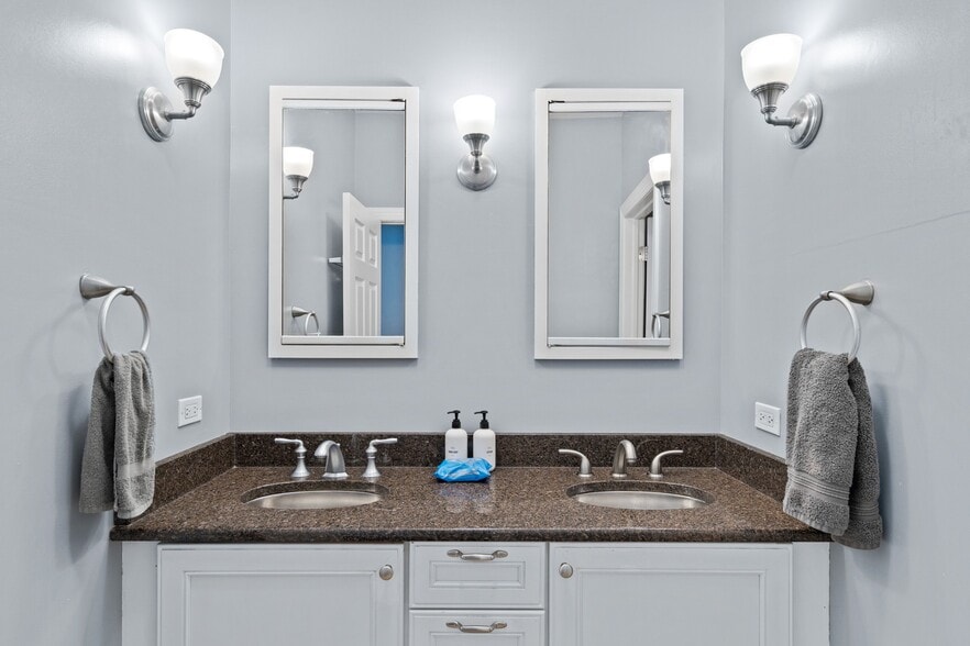 Building Photo - 913 W Belden Ave