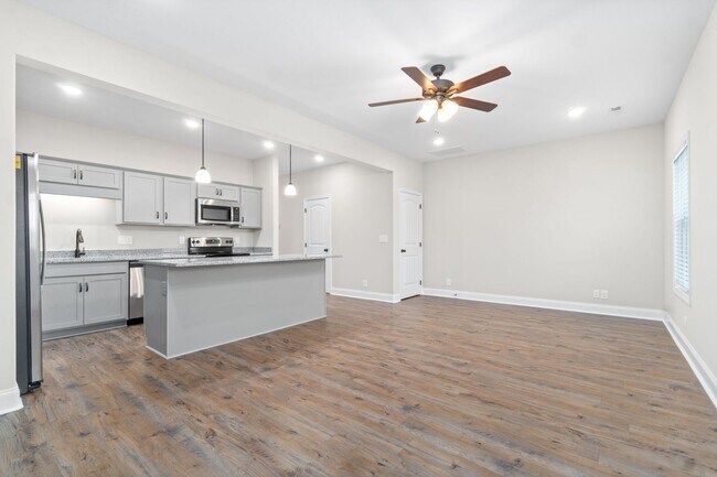 Building Photo - Pet Friendly Three Bedroom!