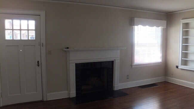 Building Photo - Two bedroom in great location