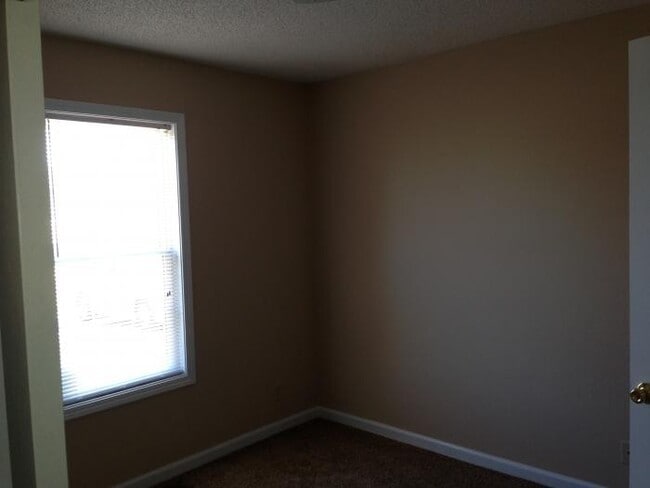 Building Photo - 3 Bedroom 2 Bath Home For Rent Near Post!