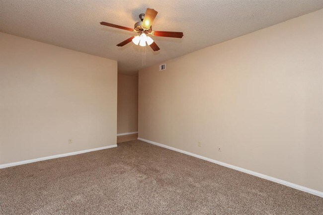 Building Photo - 17417 Red Oak Dr