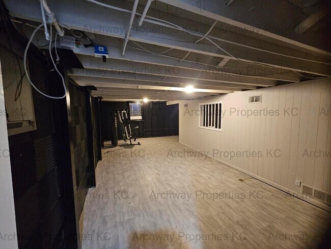 Building Photo - 1600 W Elm Terrace