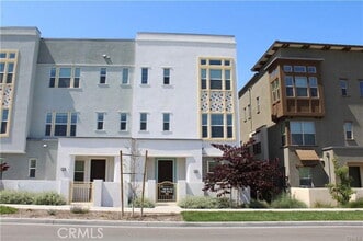 Building Photo - 140 Paramount