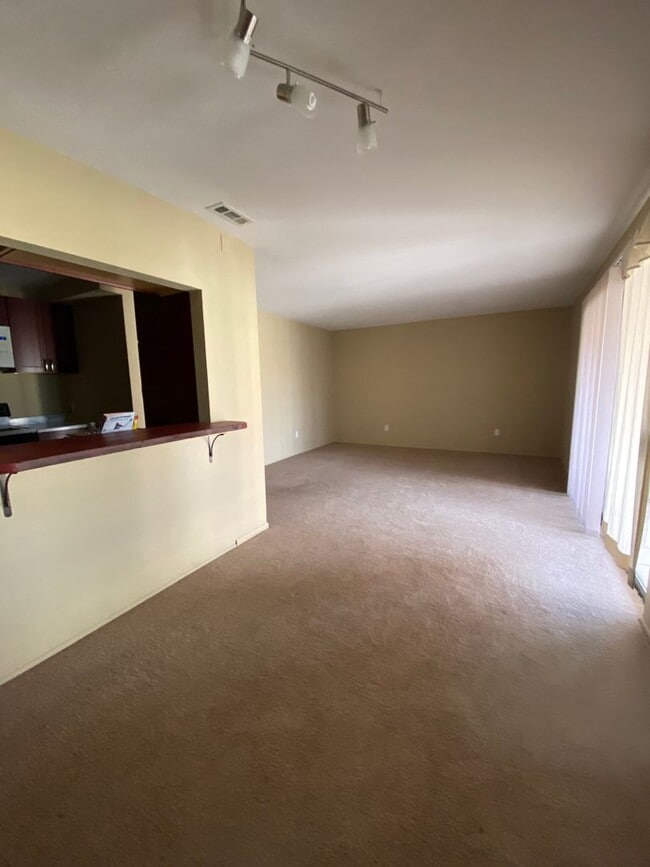Building Photo - 937L Country Club Dr