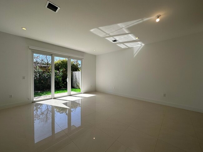 Building Photo - 815 NE 17th Ave