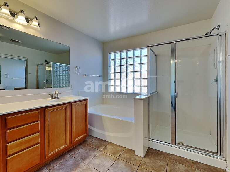 Building Photo - 9428 W Riverside Ave