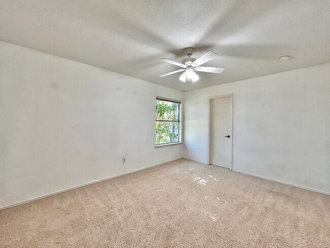 Building Photo - Spacious 4/BR 3.5/BA Two-Story Home with P...