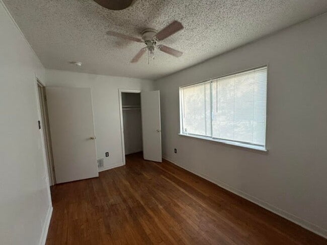 Building Photo - 2812 Live Oak Dr