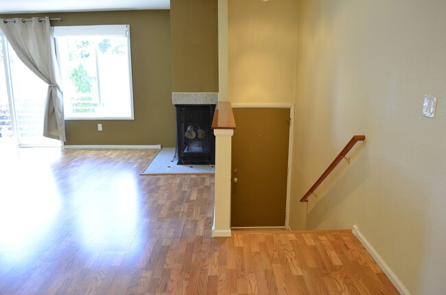 Building Photo - Hardwood floor townhome/water,sewer,garbag...