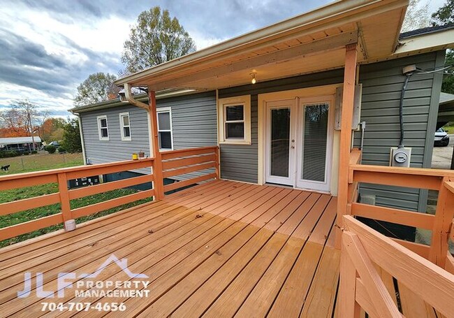 Building Photo - Charming 3/2 Ranch in Statesville with Spa...