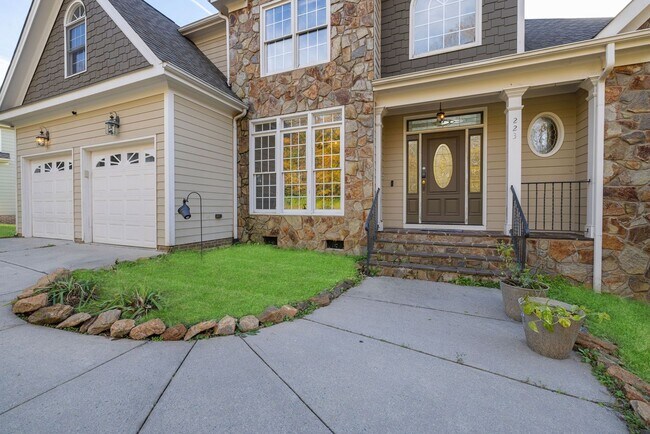 Building Photo - 4 Bed | 2.5 Bath House with Garage