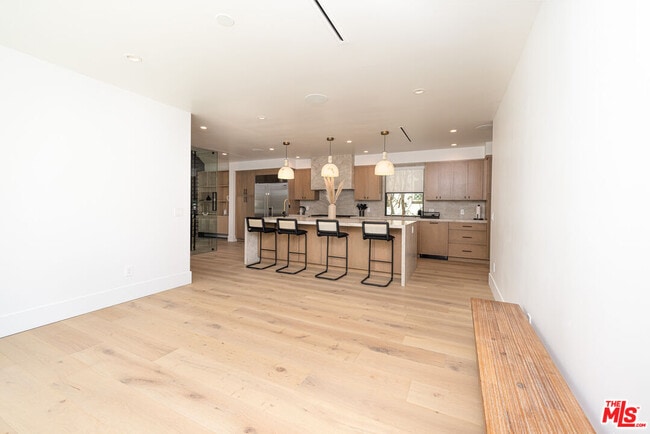 Building Photo - 6380 Lindenhurst Ave