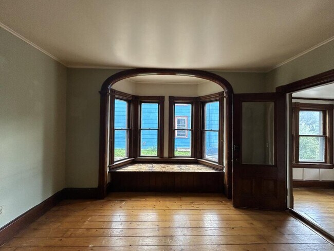 Building Photo - 14 Crombie St