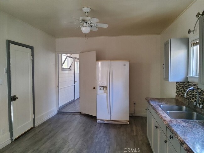 Building Photo - 10630 Hillhaven Ave