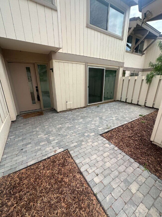 Building Photo - $3,750- 3 Bed / 2.5 Bath Renovated Townhome in Poway