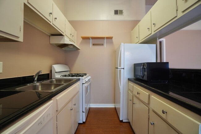 Building Photo - 618 W 51st St