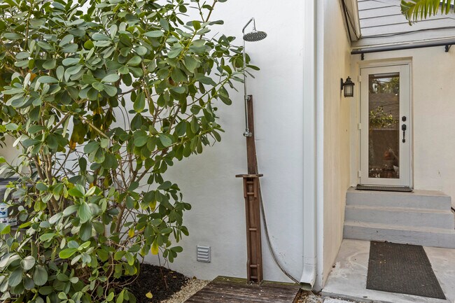 Building Photo - 3201 Poinsettia Ave