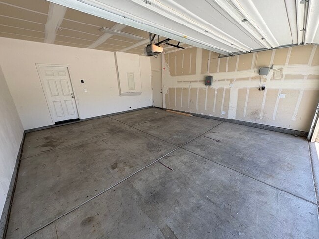 Building Photo - Comfortable NW Visalia Home Rent Ready!