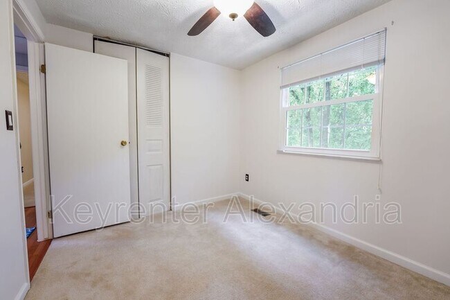 Building Photo - 6410 Kings Landing Rd