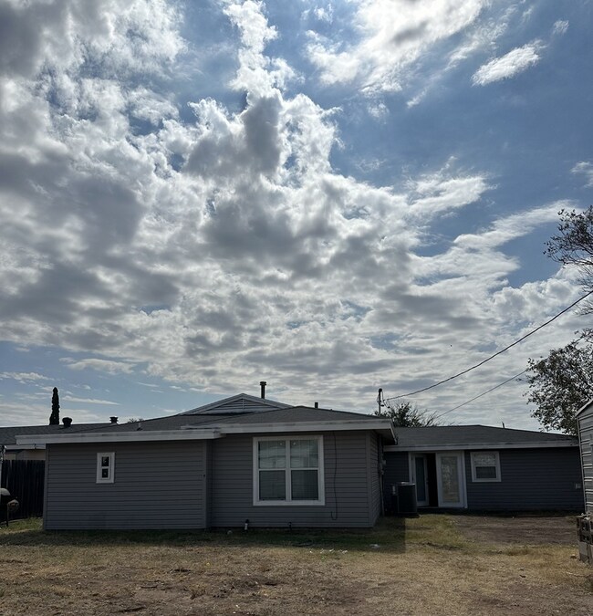 Building Photo - 1711 Doran Dr