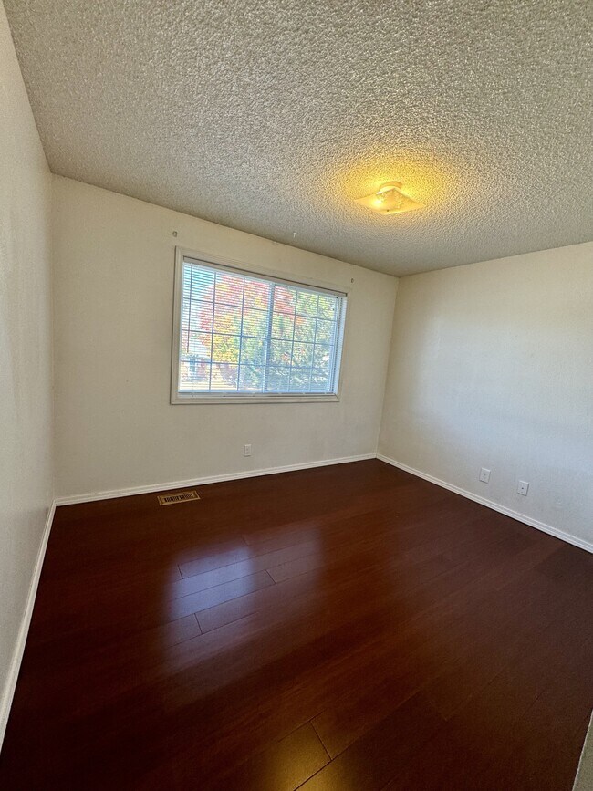 Building Photo - 735 E 15th N St