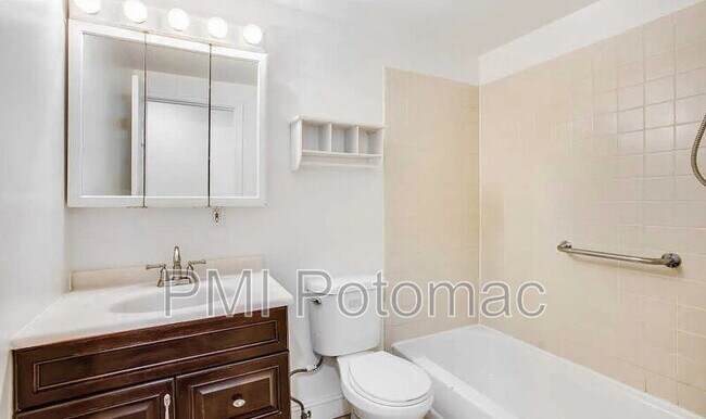 Building Photo - 729 10th St NE