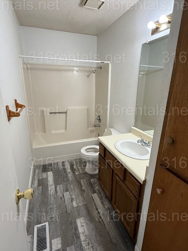 Building Photo - $895 - 2 bed 1.5 bath beautiful bi-level a...