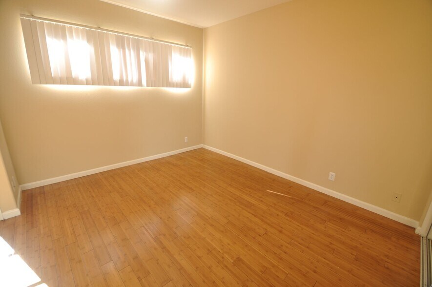 Building Photo - 425 N Alvarado St