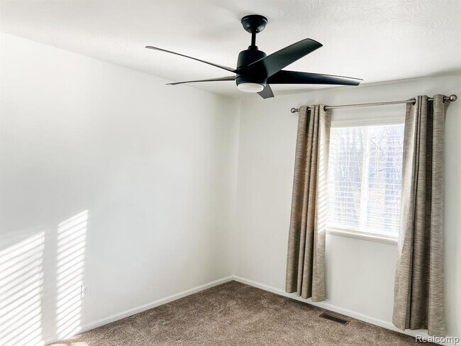 Building Photo - 1104 E Oak Dr