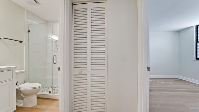 Building Photo - 542 Lakeside Dr